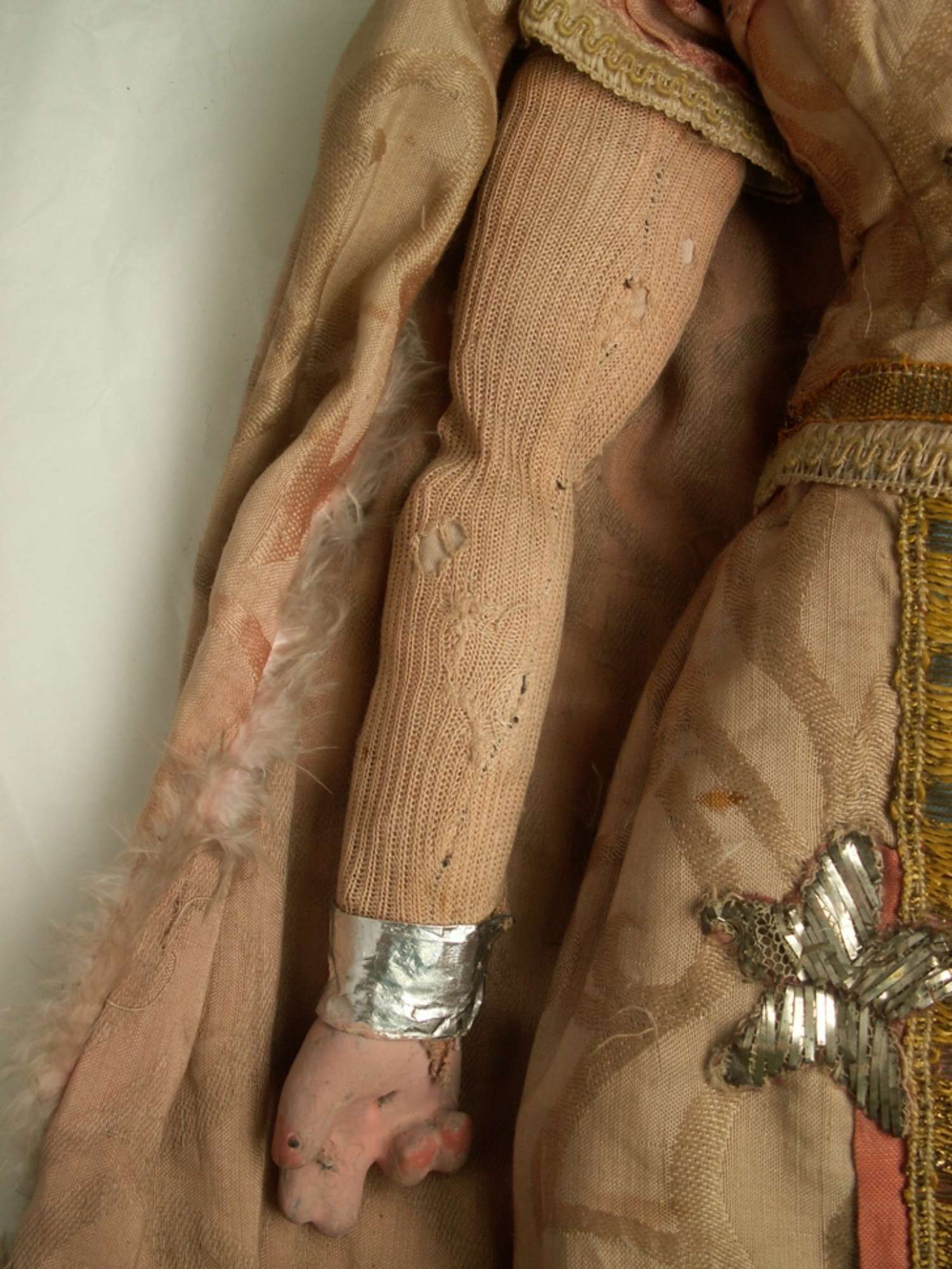 Particolare del braccio destro prima del restauro